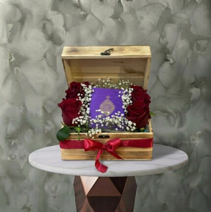 صندوق هدية عيد الأم خشبي يضم المصحف الشريف والورود الحمراء في عمان-mother's day gift box