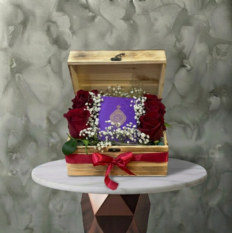 صندوق هدية عيد الأم خشبي يضم المصحف الشريف والورود الحمراء في عمان-mother's day gift box