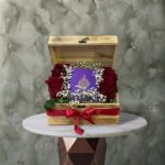 صندوق هدية عيد الأم خشبي يضم المصحف الشريف والورود الحمراء في عمان-mother's day gift box