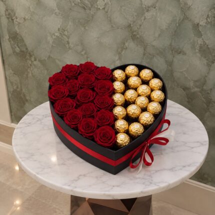 بوكس قلب الورد والشوكولاتة على شكل قلب يحتوي على ورود حمراء وشوكولاتة فيريرو في عمان-Heart red roses Ferrero box filled with red roses and Ferrero chocolates in Amman.