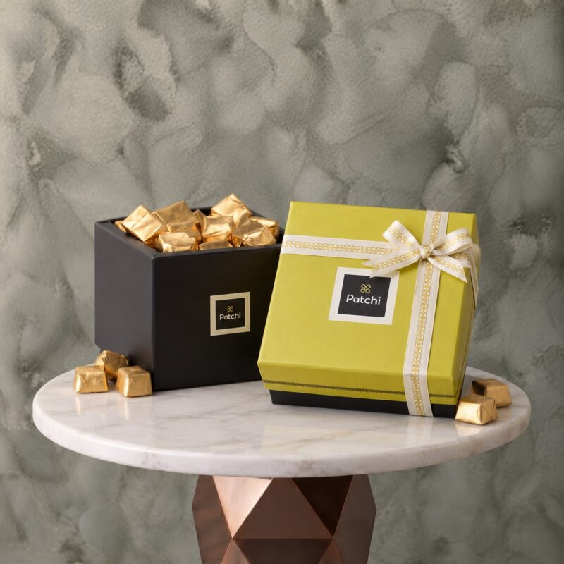 صندوق شوكولاتة باتشي الفاخر الذي يحتوي على قطع الشوكولاتة الذهبية في عمان-Patchi chocolates gift box featuring luxury gold-wrapped chocolates in Amman.