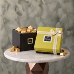 صندوق شوكولاتة باتشي الفاخر الذي يحتوي على قطع الشوكولاتة الذهبية في عمان-Patchi chocolates gift box featuring luxury gold-wrapped chocolates in Amman.