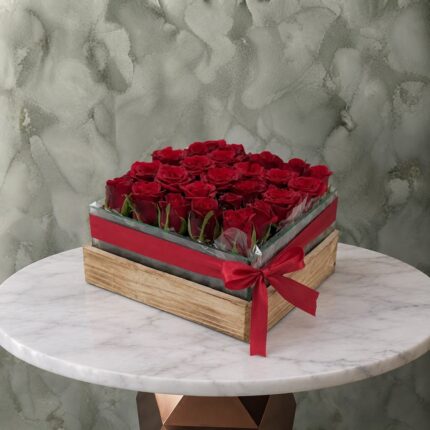 A luxury red roses box with a glass top and wooden base in Amman-صندوق ورود حمراء فاخر
