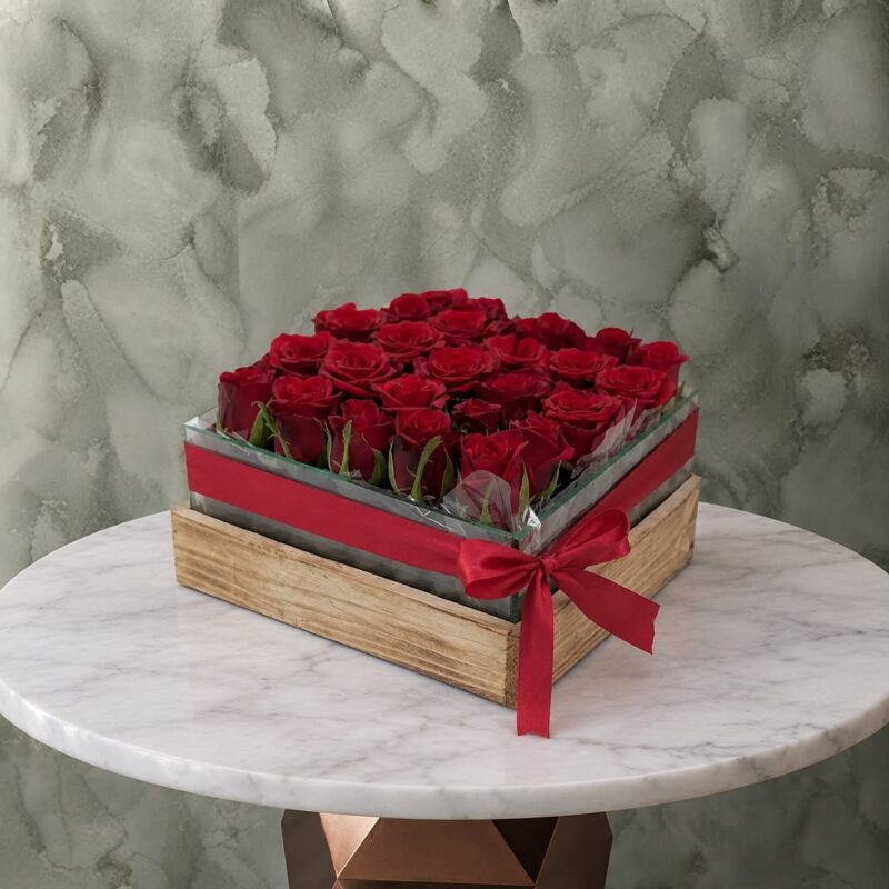 A luxury red roses box with a glass top and wooden base in Amman-صندوق ورود حمراء فاخر