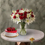 كيكة فراولة + ورد جوري أحمر وليليوم أبيض في عمان-Special offer) strawberry cake + flowers with red roses and white lilies in Amman.
