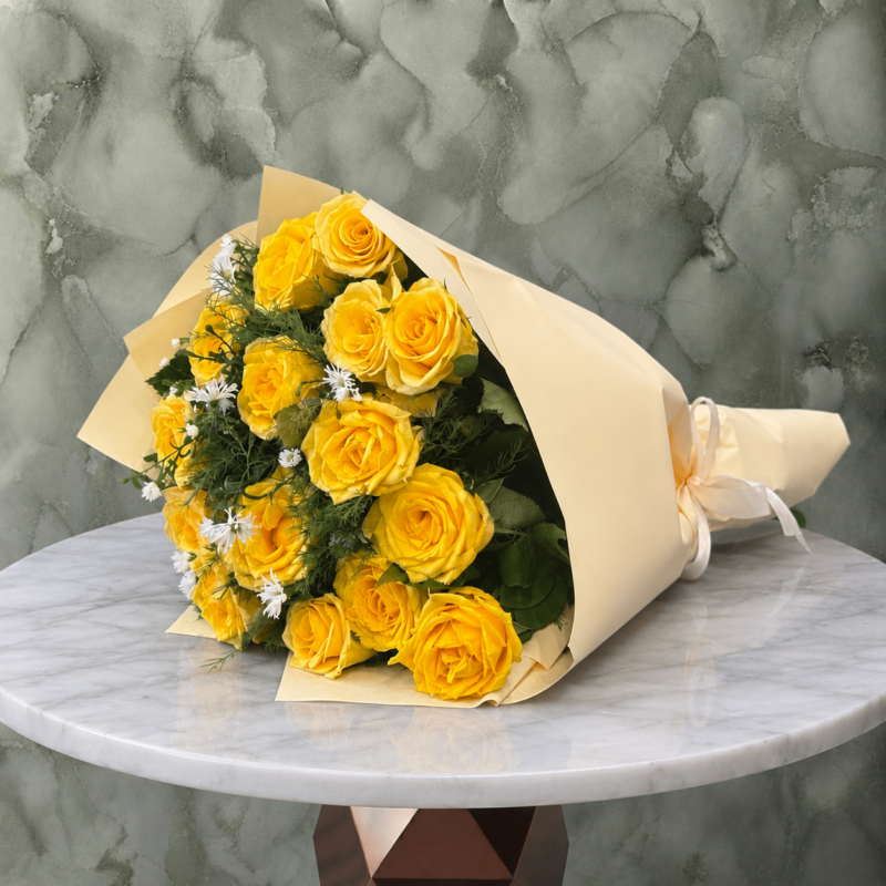 A yellow rose bouquet elegantly wrapped and placed on a table in Amman-باقة ورد جوري أصفر ملفوفة بتغليف أنيق وموضوعة على طاولة في عمان.