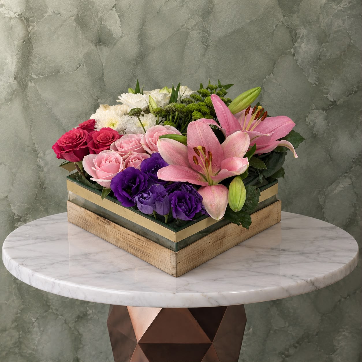 -زهور فاخرة في بوكس زجاجي في عمانLuxurious Flowers in a Glass Box in Amman Luxurious flowers in a glass box with wooden base featuring pink lilies and purple flowers in Amman-زهور فاخرة في بوكس زجاجي محاط بإطار خشبي أنيق يتضمن ليليوم وردي وزهور بنفسجية في عمان.