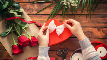 valentine's day flowers gift send flowers to amman