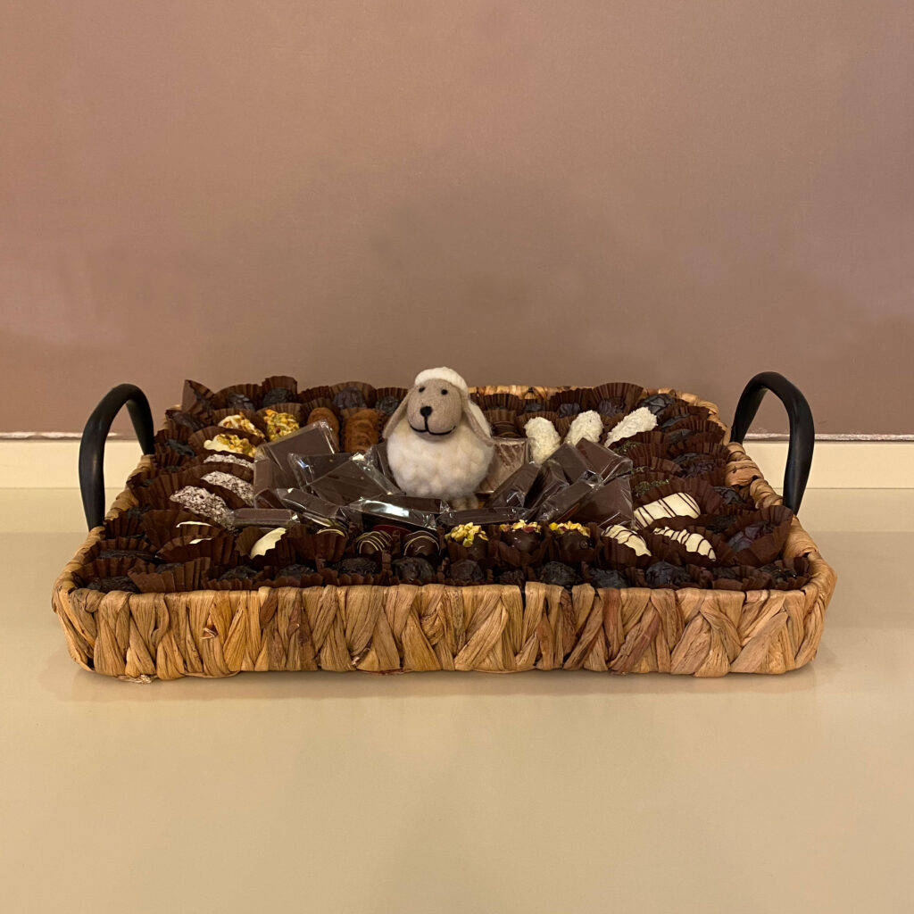 Adha-basket-1,The Delights Shop for Dates & Chocolates