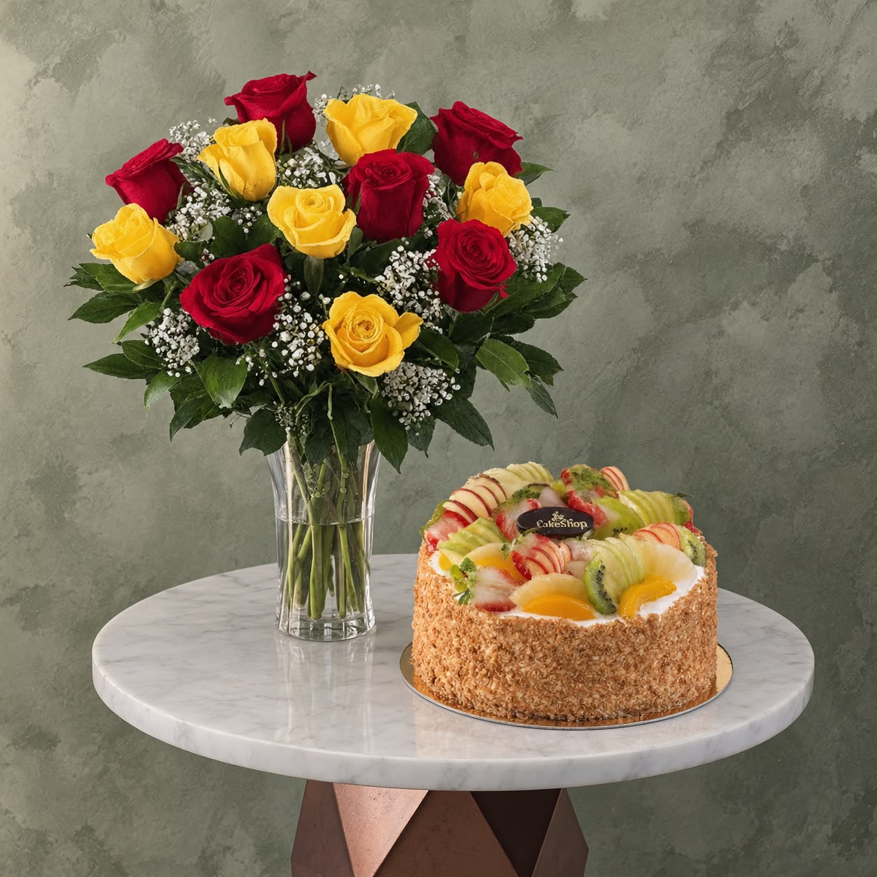 كيكة الفواكه مع باقة الجوري الأحمر والأصفر في عمان- Fruit Cake with Red and Yellow Roses Amman- Fruit cake with red and yellow roses amman serving 8 to 10 people alongside a cheerful floral vase.كيكة الفواكه مع باقة الجوري الأحمر والأصفر في عمان