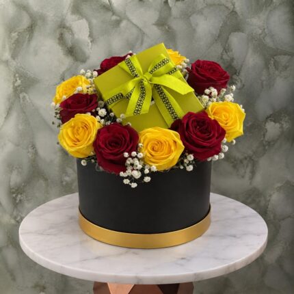 هلو بوكس زهور وشوكولاتة يحتوي على 10 وردات أحمر وأصفر وشوكولاتة باتشي 180غم في عمان-Hello flower chocolate box featuring 10 red and yellow roses with 180g Patchi chocolates in Amman.
