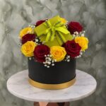 هلو بوكس زهور وشوكولاتة يحتوي على 10 وردات أحمر وأصفر وشوكولاتة باتشي 180غم في عمان-Hello flower chocolate box featuring 10 red and yellow roses with 180g Patchi chocolates in Amman.