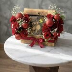 صندوق كنز الكريسماس الخشبي الذي يحتوي على ورود حمراء وزهور الجبسوفيلا في عمان-Christmas treasure gift box featuring red roses and baby's breath in Amman