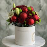 Peace flower box in a white cylindrical box with white lilies and festive decor in Amman-صندوق السلام للزهور في بوكس أسطواني أبيض يحتوي على زهور ليليوم وأقحوان في عمان.