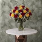 مزهرية الجوري الأصفر والأحمر تحتوي على 10 وردات حمراء و10 وردات صفراء في عمان-Yellow and red rose vase featuring 10 red roses and 10 yellow roses in Amman.