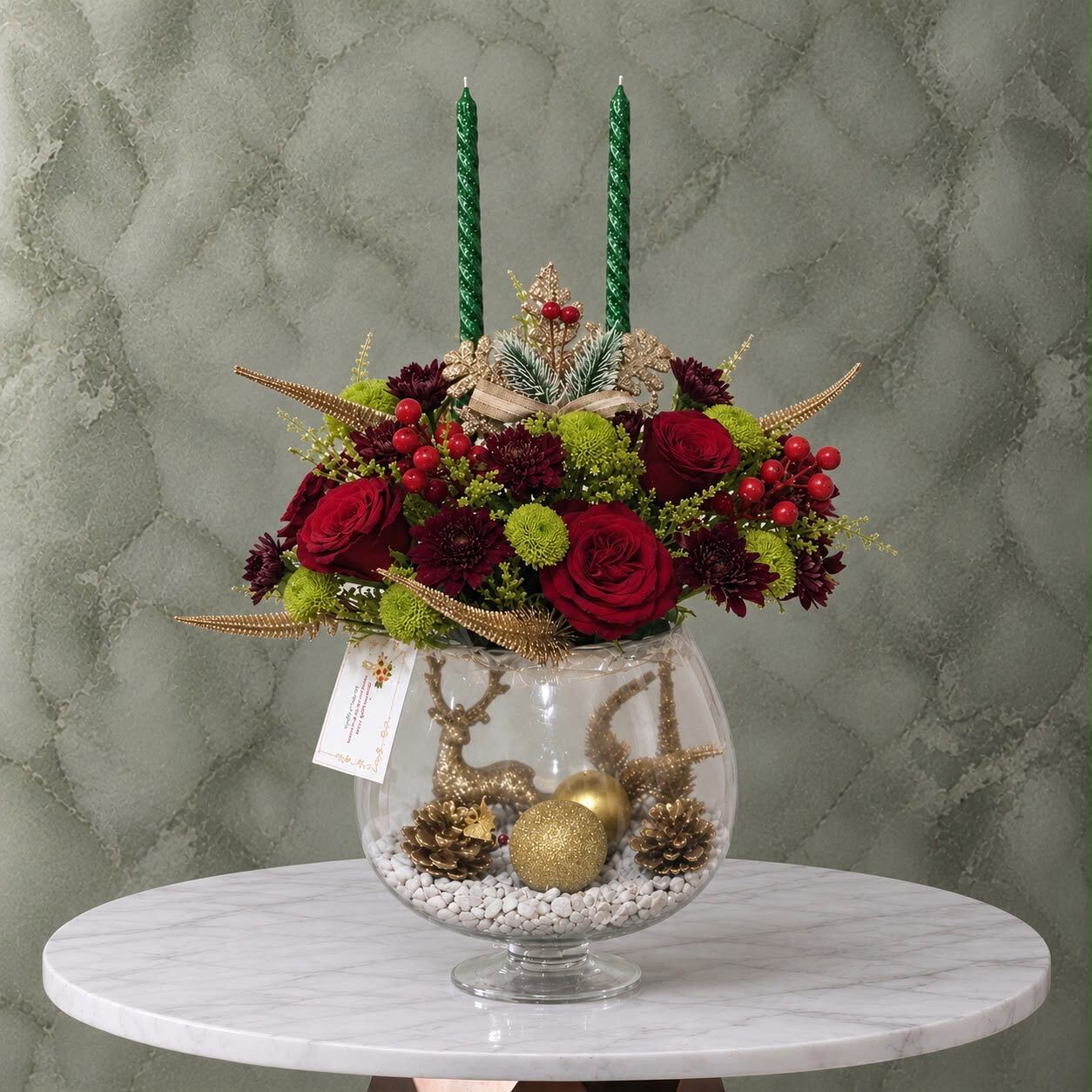 Christmas Enchantment Glass Vase in Amman-مزهرية الساحرة للكريسماس في عمان مزهرية الساحرة للكريسماس الزجاجية التي تحتوي على ورود حمراء وشموع خضراء في عمان-Christmas enchantment glass vase featuring red roses and green candles in Amman.
