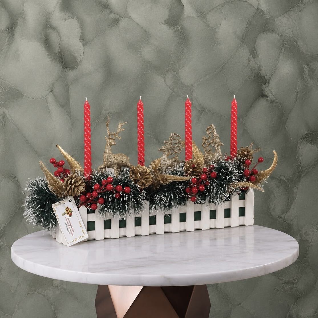 تنسيق أعياد الكريسماس الفاخر في عمان-Festive Christmas Centerpiece Set in Amman Christmas centerpiece set featuring 4 red candles and golden deer in Amman-تنسيق أعياد الكريسماس في حوض خشبي أبيض يحتوي على 4 شموع حمراء وغزلان ذهبية في عمان.