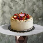A luxury raspberry chocolate cake decorated with fresh fruits in Amman-كيكة شوكولاتة بالتوت الفاخرة المزينة بالفواكه الطازجة في عمان.