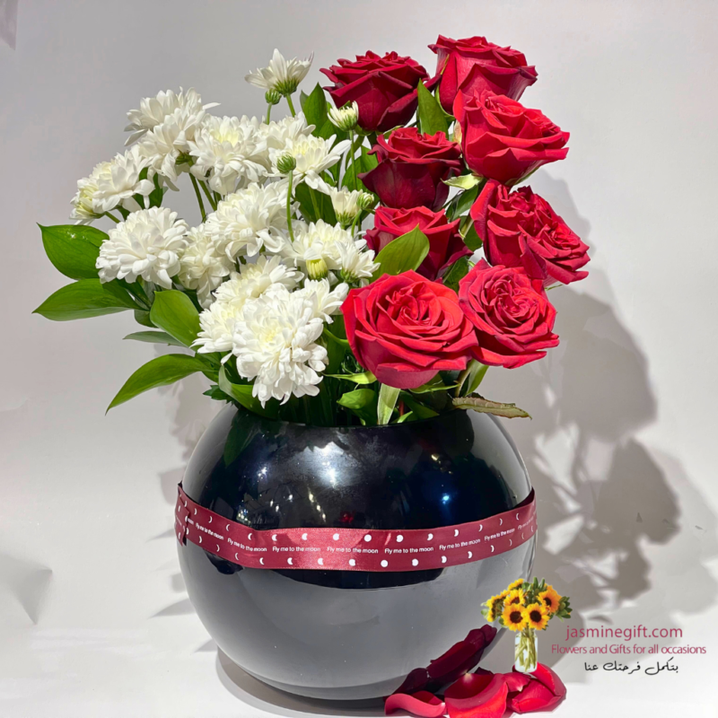 Black vase red rose in a box luxury , send flowers for valentines day to amman jordan