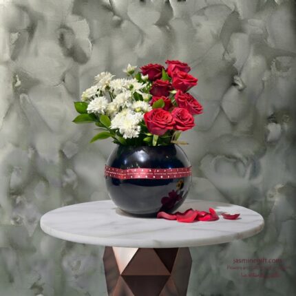 A red rose glass vase with elegant white flowers in Amman - فازة ورد جوري أحمر