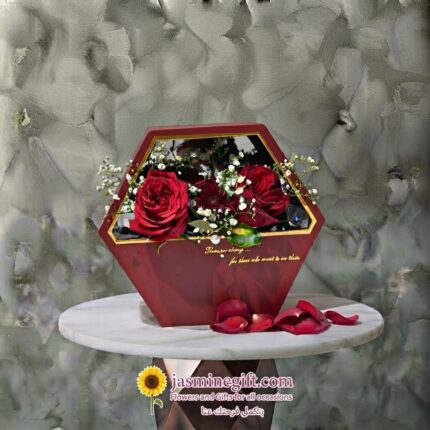 A red rose gift box in a small boat-shaped box in Amman-صندوق هدايا ورود حمراء في بوكس صغير على -Roses in the Boat of Loveشكل قارب في عمان.