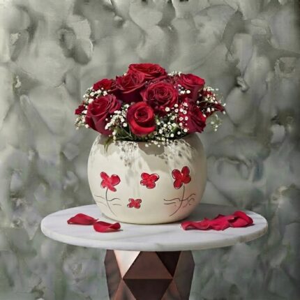 فازة ورد جوري أحمر بتصميم سيراميك مزخرف في عمان-A red rose ceramic vase with decorative floral patterns in Amman