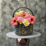 A vibrant mixed floral gift basket beautifully arranged in Amman -سلة هدايا زهور مشكلة
