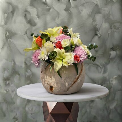 A luxurious natural flower vase arrangement featuring lilies and roses in Amman.تنسيق فازة ورود طبيعية