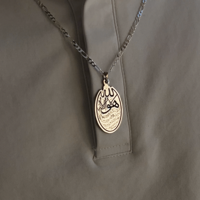 ⁦قلادة فضية محفورة قابلة للتخصيص⁩ - الصورة ⁦3⁩
